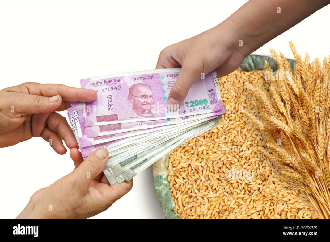farmer-selling-crops-hand-giving-indian-500-and-2000-rupee-bank-notes-over-bag-burlap-full-of-paddy-rice-WW53M0